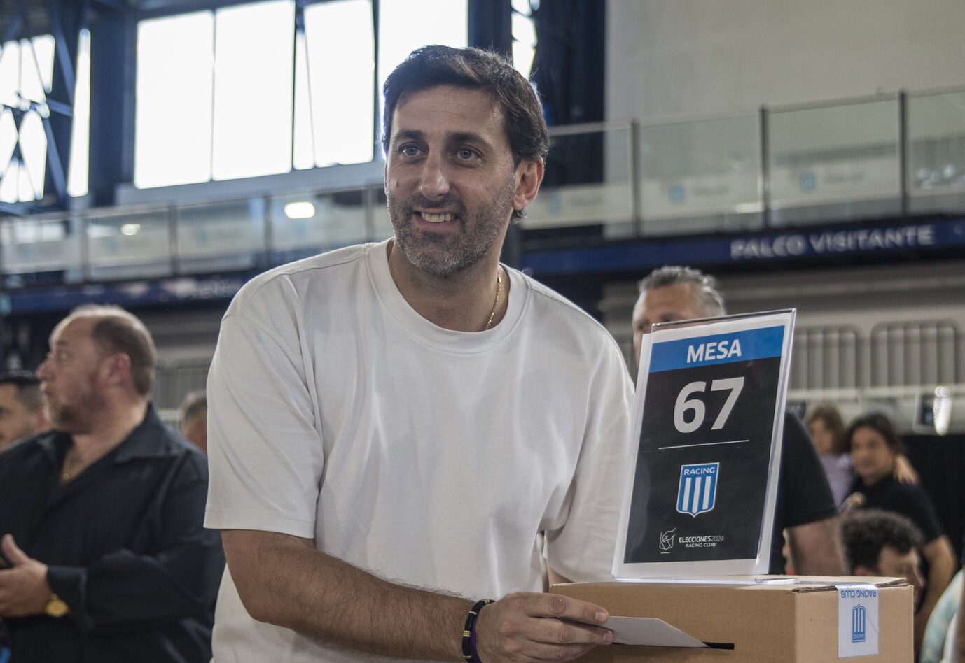 Diego Milito votando em eleição presidencial do Racing - (foto: Divulgação/Racing)