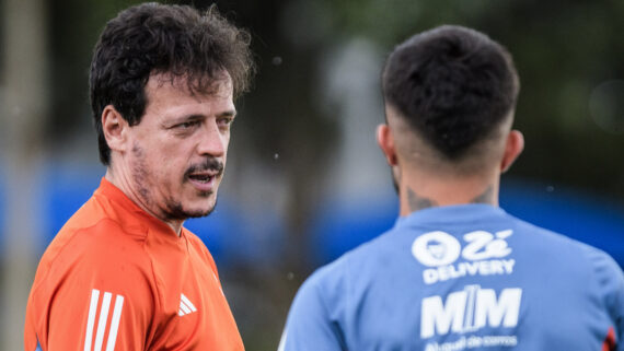 Fernando Diniz orientando jogador do Cruzeiro (foto: Gustavo Aleixo/Cruzeiro)