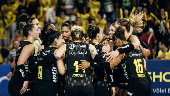 Time feminino de vôlei do Praia Clube em quadra (foto: Praia Clube/Divulgação)