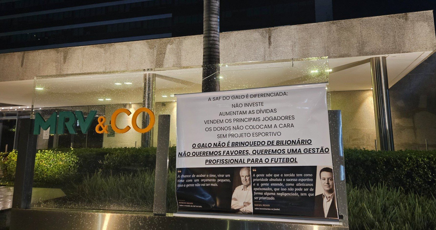 Faixa estendida por torcedos do Atlético na sede da MRV (foto: Redes sociais/Reprodução)