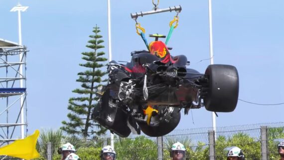 Carro da Red Bull é retirado da pista (foto: Reprodução / Fórmula 1)