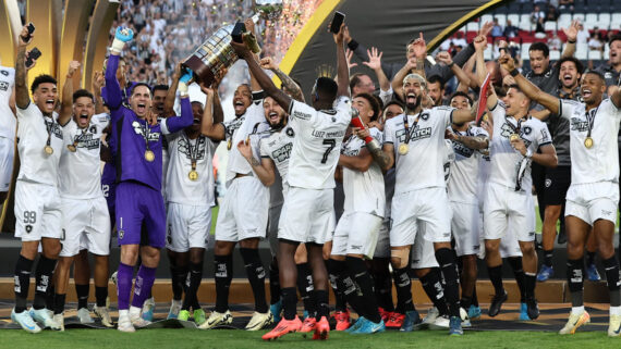 Gatito foi um dos responsáveis por erguer a taça da Libertadores pelo Botafogo (foto: ALEJANDRO PAGNI / AFP)