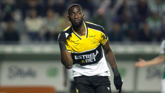 Yannick Bolasie, atacante do Criciúma (foto: Divulgação / Criciúma )