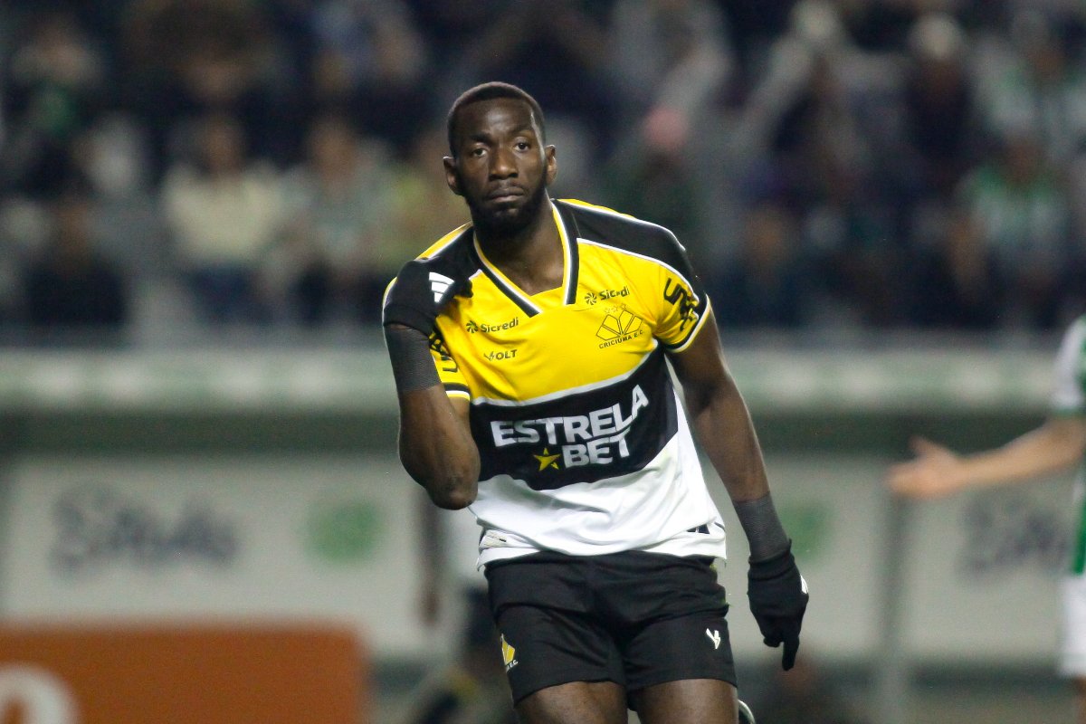 Yannick Bolasie, atacante do Criciúma (foto: Divulgação / Criciúma)