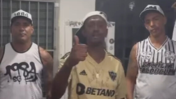 Presidente da Galoucura, Pipoca está entre dois atleticanos de camisa branca (foto: Reprodução redes sociais)