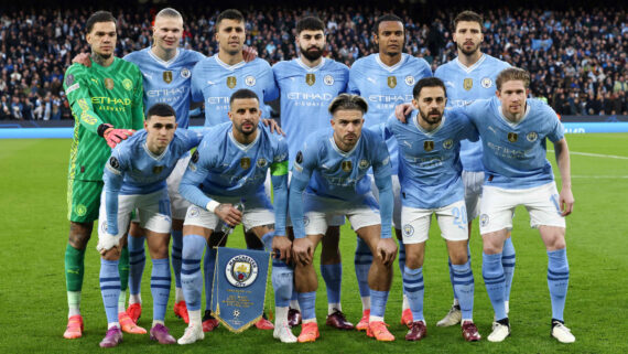 Time do Manchester City perfilado para duelo importante da Champions League em 2024 (foto: Darren Staples / AFP)