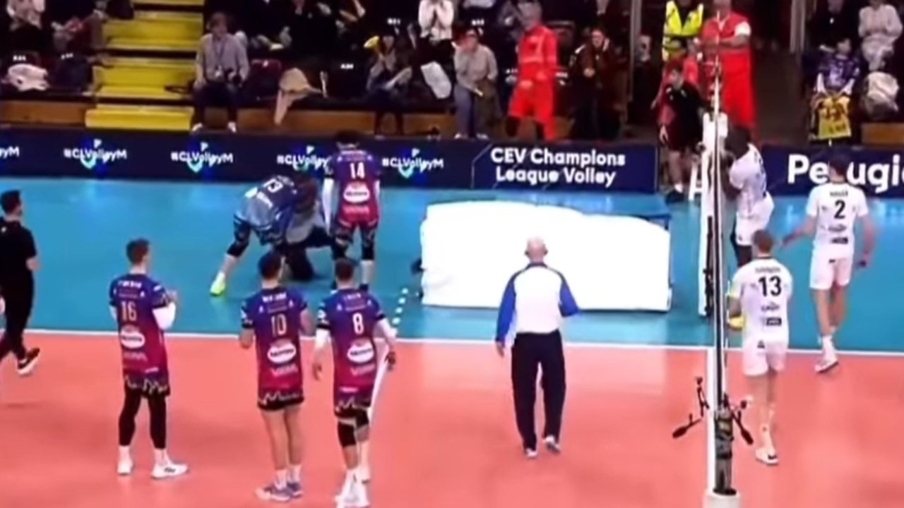 Árbitro caiu em jogo da Liga dos Campeões de Vôlei (foto: Reprodução)