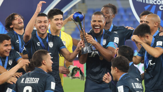 Pachuca levantou a taça do Dérbi das Américas após vencer o Botafogo (foto: KARIM JAAFAR / AFP)