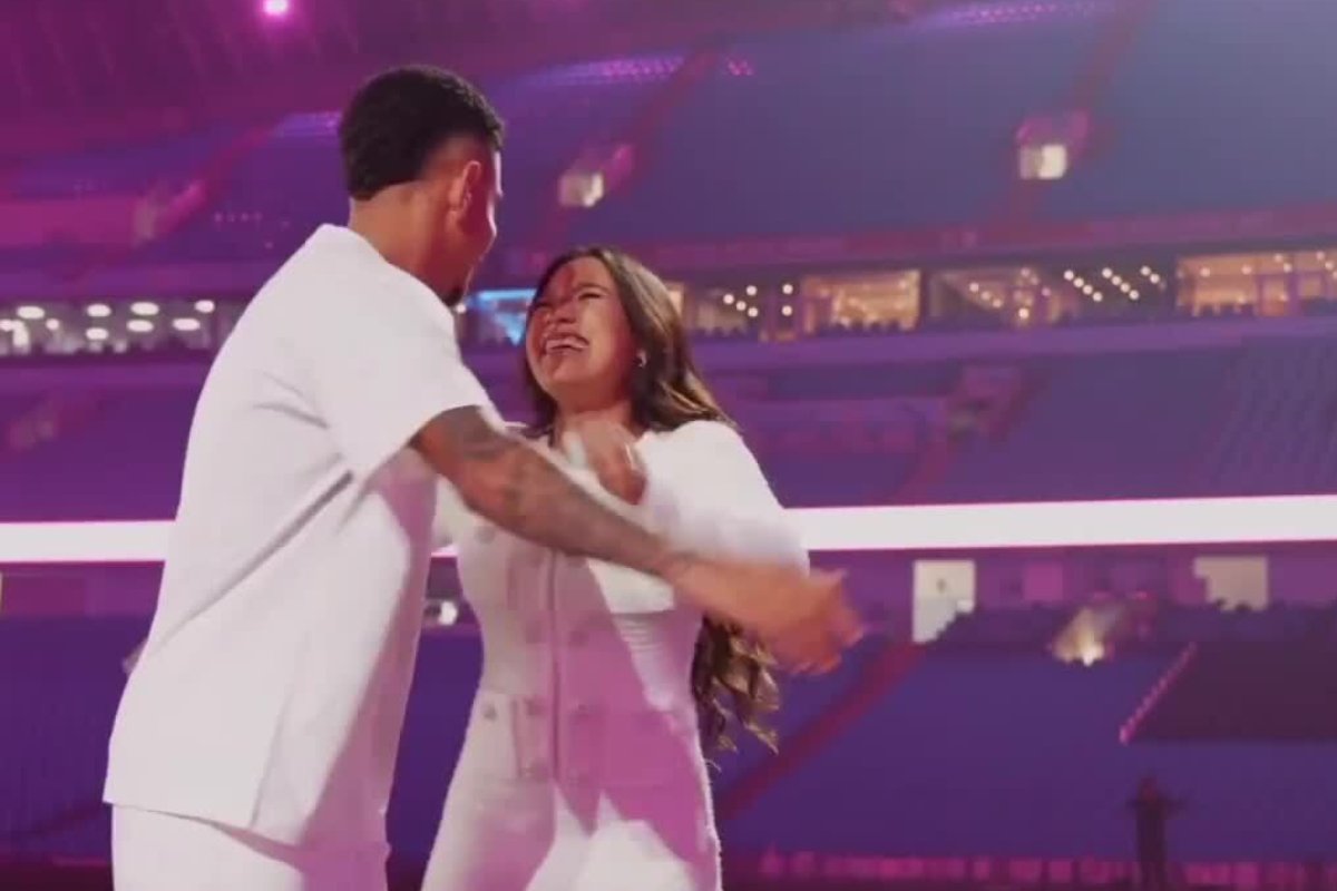 Savinho abraça esposa durante revelação de sexo de bebê (foto: Reprodução)