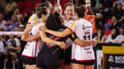 Jogadores do Flamengo comemorando vitória na Superliga Feminina de Vôlei (foto: Vitória Antunes / Flamengo)