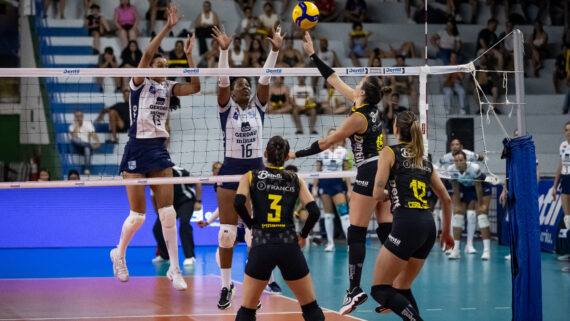 Jogo entre Praia Clube e Minas pelo Campeonato Mineiro Feminino de Vôlei (foto: Bruno Cunha)