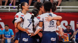 Jogadores do Minas comemorando vitória sobre o Osasco na nona rodada da Superliga Feminina de Vôlei - Crédito: 