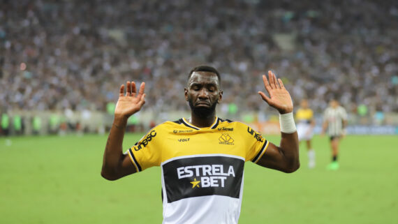 Yannick Bolasie comemora gol pelo Criciúma (foto: Divulgação / Criciúma )