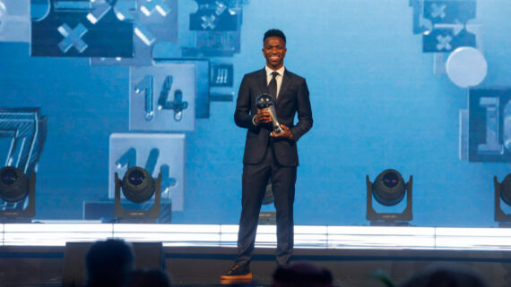 Vinicius Júnior em premiação da Fifa (foto: AFP)