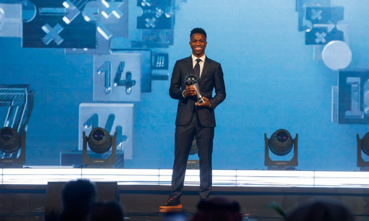 Vinicius Júnior em premiação da Fifa (foto: AFP)