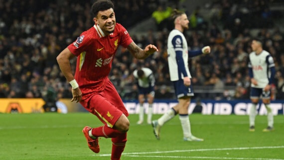 Luis Díaz em Liverpool x Tottenham pela Premier League (foto: Glyn KIRK / AFP)