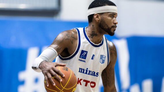 Jogador de basquete do Minas (foto:  Hedgard Moraes/MTC)