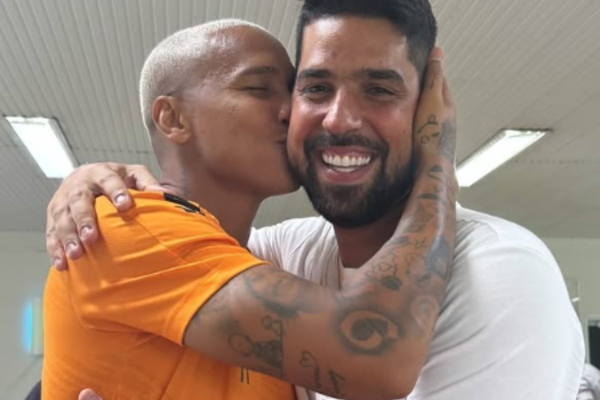 Deyverson beija bochecha de António Oliveira, técnico portugês (foto: Reprodução / Instagram)