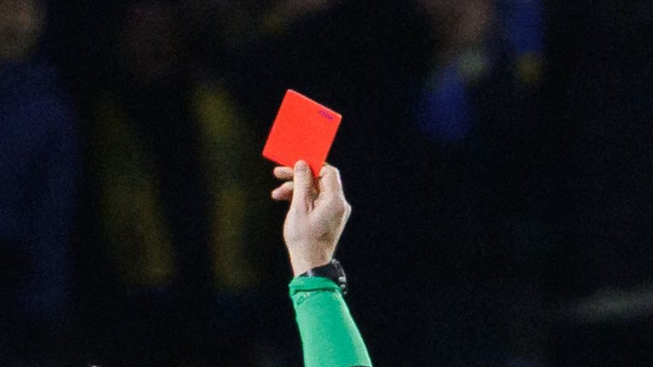 Cartão vermelho é a advertência máxima em um jogo de futebol (foto: KURT DESPLENTER / AFP)