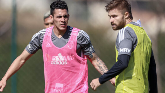 Pavón ao lado de Eduardo Sasha em treino do Atlético (foto: Bruno Sousa / Atlético - 7/7/2022)