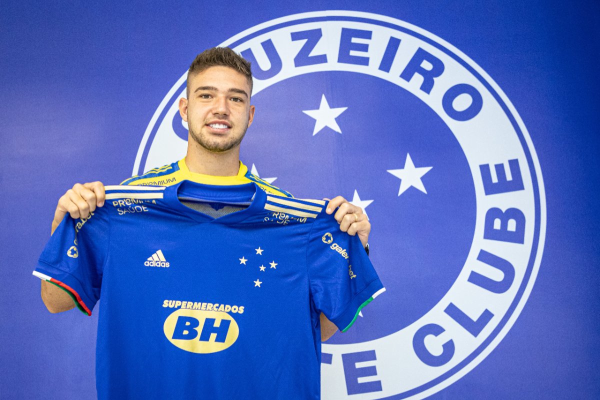 Guilherme Bissoli sendo apresentado pelo Cruzeiro (foto: Igor Sales/Cruzeiro)