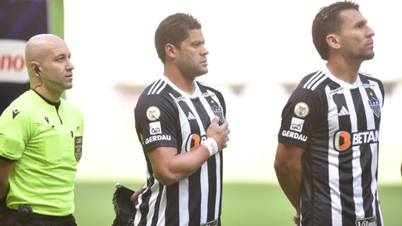 Junior Alonso e Hulk pelo Atlético (foto: Ramon Lisboa/EM/D.Press)