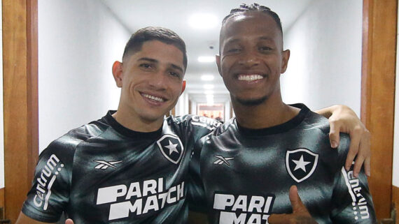 Savarino e Tchê Tchê juntos (foto: Vitor Silva / Botafogo)