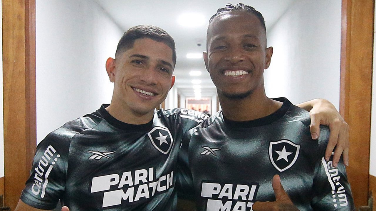 Savarino e Tchê Tchê juntos (foto: Vitor Silva / Botafogo)