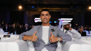 Cristiano Ronaldo posa para foto (foto: Divulgação / 
Globe Soccer Awards)