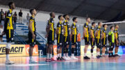 Time do Praia Clube perfilado para jogo da Superliga Masculina de Vôlei (foto: Bruno Cunha)