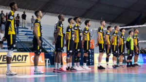 Time do Praia Clube perfilado para jogo da Superliga Masculina de Vôlei - Crédito: 