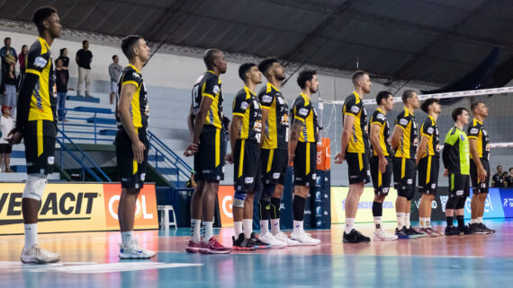 Time do Praia Clube perfilado para jogo da Superliga Masculina de Vôlei (foto: Bruno Cunha)