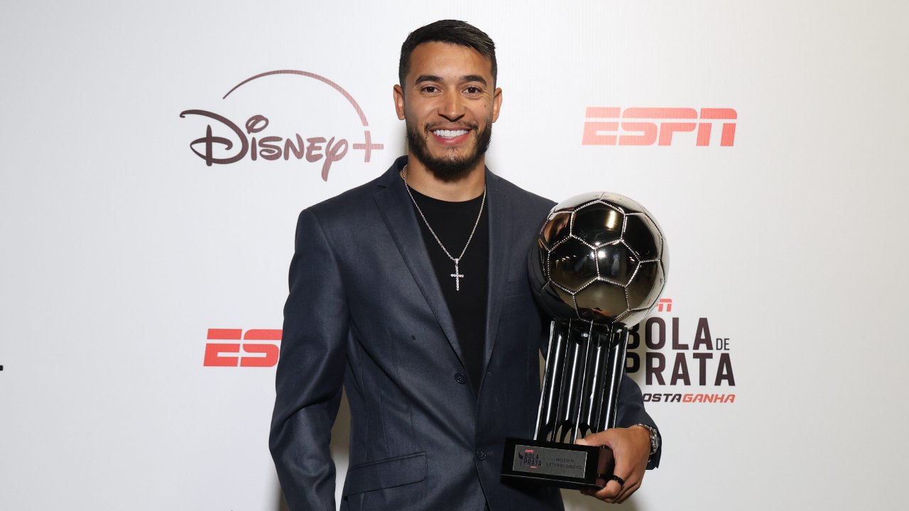 William recebeu o prêmio de melhor lateral-direito do Brasileiro no ESPN Bola de Prata 2024 (foto: Agência com Z)