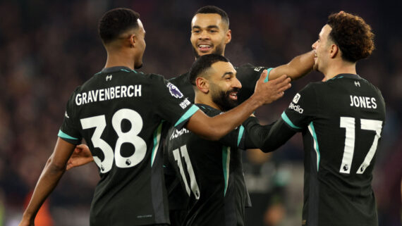 Comemoração do Liverpool em jogo contra o West Ham (foto: Adrian Dennis / AFP)