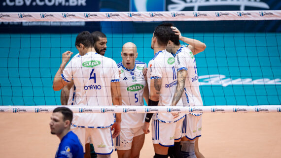 Jogadores do Cruzeiro em duelo com Neurologia Ativa pela Superliga Feminina de Vôlei (foto: Agência i7/Cruzeiro)