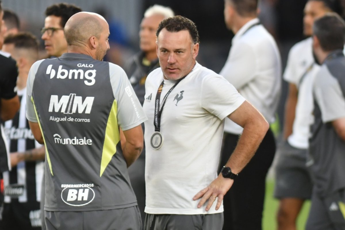 Gabriel Milito com medalha de vice-campeão após perder final da Libertadores com o Atlético (foto: Alexandre Guzanshe/EM/D.A Press)