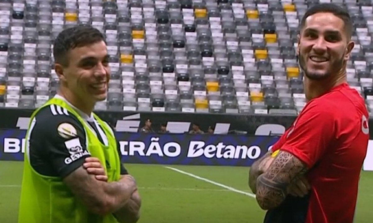 Praxedes e Saravia após jogo entre Atlético e Athletico-PR (foto: Reprodução)