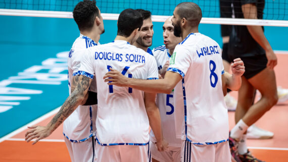 Jogadores do Cruzeiro comemoram ponto em partida de vôlei (foto: Agência i7/Sada Cruzeiro)