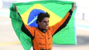 Gabriel Bortoleto, piloto brasileiro, com bandeira do Brasil após título da Fórmula 2 (foto: Fórmula 2/Divulgação)