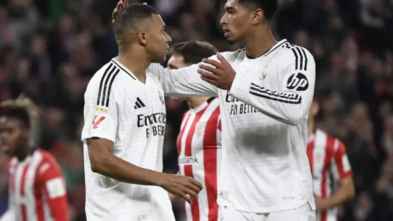 Mbappé é consolado após perder pênalti (foto: ANDER GILLENEA / AFP)