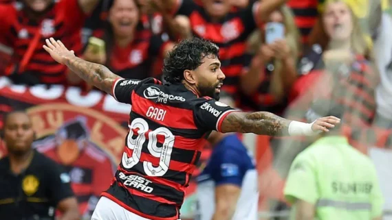 Gabi fez gol pelo Flamengo no empate por 2 a 2 com o Vitória (foto:  Gilvan de Souza e Marcelo Cortes / CRF)