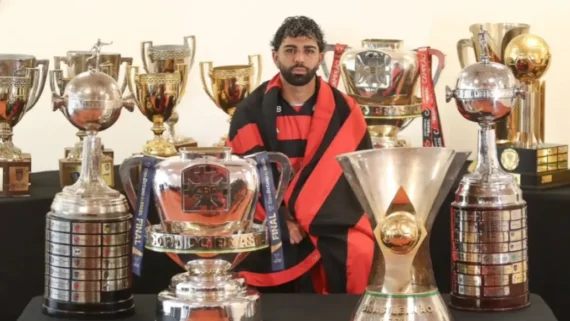 Gabigol e troféus conquistados (foto: Gilvan de Souza / CRF)