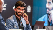 Indiano Gukesh Dommaraju durante coletiva de imprensa após a conquista do título mundial de xadrez, nesta quinta-feira (12/12) (foto: SIMON LIM/AFP)