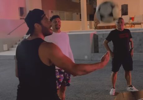 Hulk, jogador do Atlético, curte as férias jogando teqball (foto: Reprodução/Instagram)