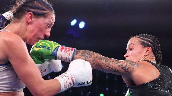 Bia Ferreira durante luta contra Licia Bourdesa na defesa do cinturão (foto: Matchroom Boxing)