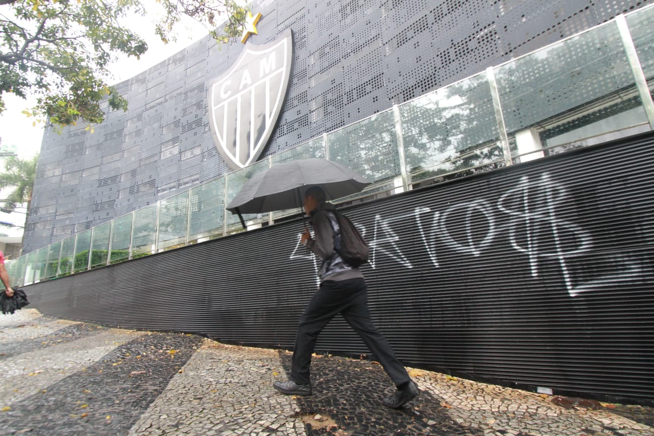 Pichação na sede do Atlético