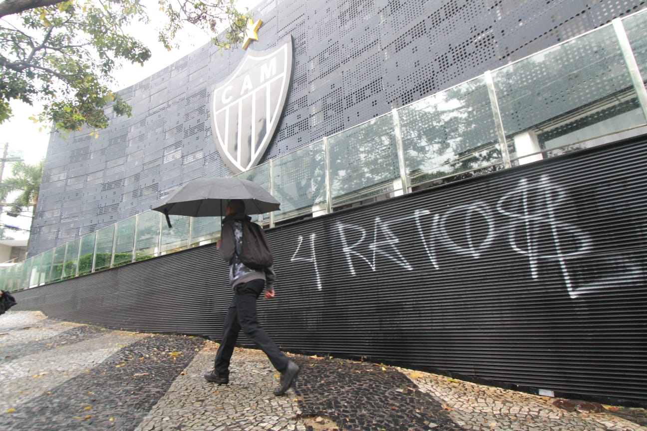 Pichação na sede do Atlético