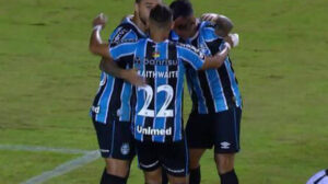 Na noite desta quarta-feira (04), o Grêmio foi à Salvador e ficou no empate contra o Vitória, em 1 a 1. O Tricolor saiu na frente, mas sofreu o empate no segundo tempo. O resultado tirou as chances de vaga na Libertadores dos dois clubes e ainda não carimbou a presença na Sul-Americana para ambos. Confira como o Jogada10 avaliou os jogadores gremistas. - Foto: Reprodução - Crédito: 