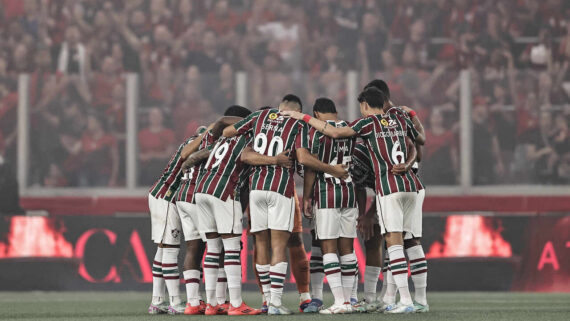 Jogadores do Fluminense reunidos e abraçados antes de partida (foto: Lucas Merçon/Fluminense)