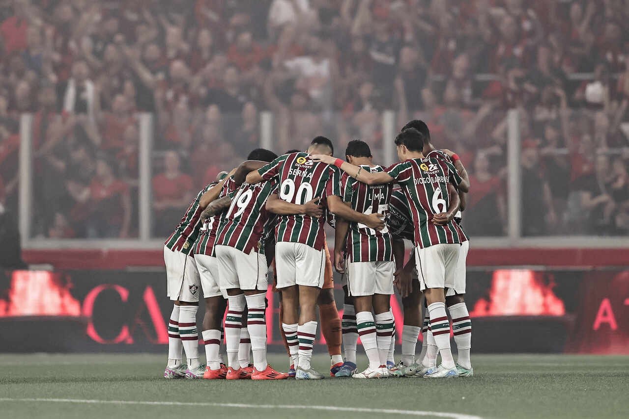 Jogadores do Fluminense reunidos e abraçados antes de partida (foto: Lucas Merçon/Fluminense)